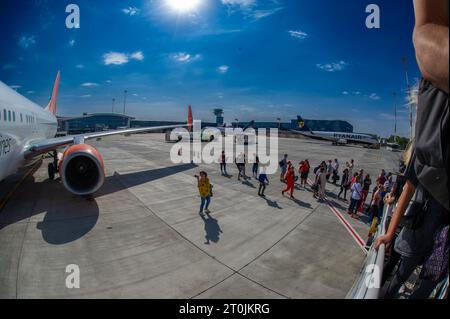 3 ottobre 2023 Bucarest-Romania-Ucraina compagnia aerea low-cost Sky Up è sulla pista dell'aeroporto internazionale Henri Coanda di Bucarest. Passeggeri Foto Stock