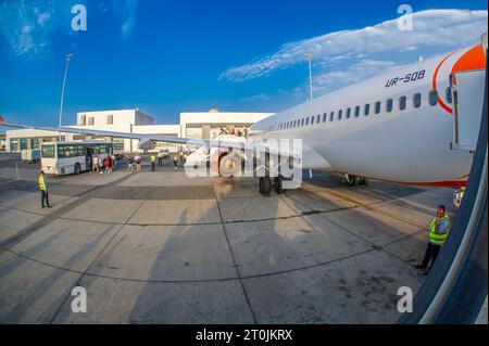 3 ottobre 2023 Bucarest-Romania-Ucraina compagnia aerea low-cost Sky Up è sulla pista dell'aeroporto internazionale Henri Coanda di Bucarest. Passeggeri Foto Stock