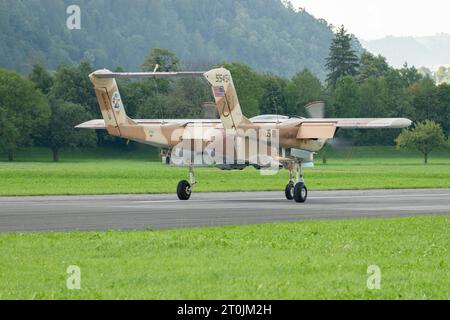 Mollis, Svizzera, 18 agosto 2023 F-AZKM North american OV-10B Bronco atterra sulla pista 01 Foto Stock