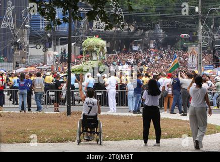 Migliaia di pellegrini reagiscono per la statua di nostra Signora di Nazareth dopo l'arrivo sulle vele della Marina brasiliana come parte delle celebrazioni della "Cirio de Nazare" (candela di Nazareth), durante la processione fluviale nella baia di Guajara, nel Rio delle Amazzoni, a Belem, nel nord del Brasile, il 7 ottobre 2023. Due milioni di pellegrini sono attesi per il culmine della più grande processione cattolica del Brasile in omaggio alla madre di Gesù, nostra Signora di Nazareth, che è prevista per domani. (Foto di Paulo Amorim/Sipa USA) credito: SIPA USA/Alamy Live News Foto Stock