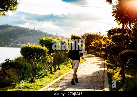 Turista sul sentiero del lago artificiale Sochagota costruito nel 1956 per fornire potenziale turistico al comune di Paipa, nel dipartimento di Bo Foto Stock