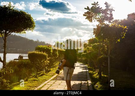 Turista sul sentiero del lago artificiale Sochagota costruito nel 1956 per fornire potenziale turistico al comune di Paipa, nel dipartimento di Bo Foto Stock