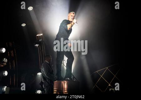 Oslo, Norvegia. 6 ottobre 2023. La rock band norvegese Kaizers Orchestra esegue un concerto dal vivo al Sentrum Scene di Oslo. Qui la cantante e musicista Janove Ottesen è vista dal vivo sul palco. (Foto: Gonzales Photo/Alamy Live News Foto Stock