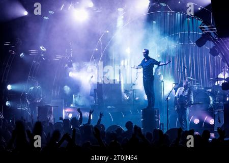 Oslo, Norvegia. 6 ottobre 2023. La rock band norvegese Kaizers Orchestra esegue un concerto dal vivo al Sentrum Scene di Oslo. Qui la cantante e musicista Janove Ottesen è vista dal vivo sul palco. (Foto: Gonzales Photo/Alamy Live News Foto Stock