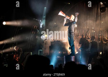 Oslo, Norvegia. 6 ottobre 2023. La rock band norvegese Kaizers Orchestra esegue un concerto dal vivo al Sentrum Scene di Oslo. Qui la cantante e musicista Janove Ottesen è vista dal vivo sul palco. (Foto: Gonzales Photo/Alamy Live News Foto Stock