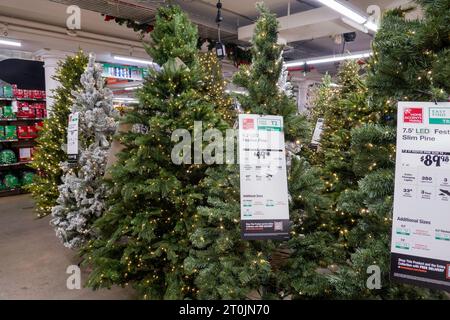 Home Depot a New York City ha una vasta selezione di decorazioni natalizie e natalizie, 2023, USA Foto Stock