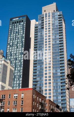 Imponenti torri condominiali sorgono sopra la Sesta Avenue a Chelsea, 2023, New York City, USA Foto Stock
