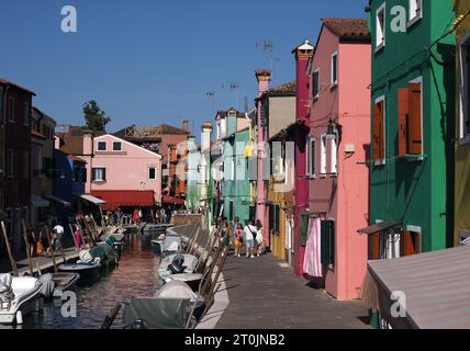 Scene di Venezia, Italia il 6 ottobre 2023. Case colorate fiancheggiano un canale a Burano. Foto Stock