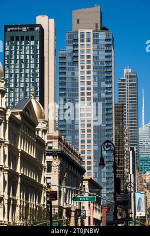 Imponenti torri condominiali sorgono sopra la Sesta Avenue a Chelsea, 2023, New York City, USA Foto Stock