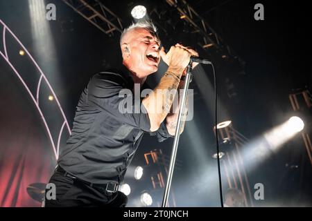 Oslo, Norvegia. 6 ottobre 2023. La rock band norvegese Kaizers Orchestra esegue un concerto dal vivo al Sentrum Scene di Oslo. Qui la cantante e musicista Janove Ottesen è vista dal vivo sul palco. (Foto: Gonzales Photo/Alamy Live News Foto Stock