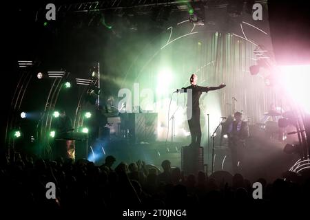 Oslo, Norvegia. 6 ottobre 2023. La rock band norvegese Kaizers Orchestra esegue un concerto dal vivo al Sentrum Scene di Oslo. Qui la cantante e musicista Janove Ottesen è vista dal vivo sul palco. (Foto: Gonzales Photo/Alamy Live News Foto Stock