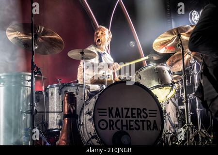 Oslo, Norvegia. 6 ottobre 2023. La rock band norvegese Kaizers Orchestra esegue un concerto dal vivo al Sentrum Scene di Oslo. Qui il batterista Rune Solheim è visto dal vivo sul palco. (Foto: Gonzales Photo/Alamy Live News Foto Stock