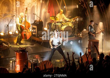 Oslo, Norvegia. 6 ottobre 2023. La rock band norvegese Kaizers Orchestra esegue un concerto dal vivo al Sentrum Scene di Oslo. Qui la cantante e musicista Janove Ottesen è vista dal vivo sul palco. (Foto: Gonzales Photo/Alamy Live News Foto Stock