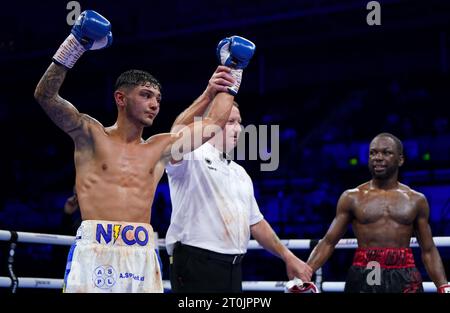 Nico Leivars (sinistra) solleva le braccia in vittoria su Ryan Walker (destra) durante il loro concorso internazionale di pesi leggeri all'Utilita Arena Sheffield. Data immagine: Sabato 7 ottobre 2023. Foto Stock