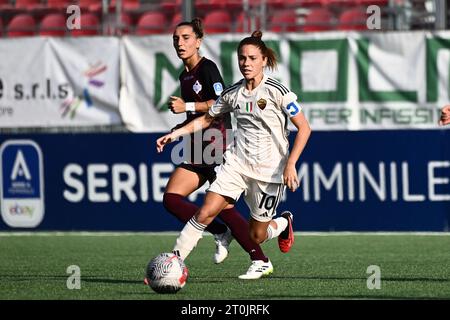 Torre del Greco, Italia. 4 ottobre 2023. Torre del Greco, Italia - sabato 7 settembre 2023: Manuela Giugliano della AS Roma Women in azione durante la partita di serie A femminile tra Pomigliano CF Women e AS Roma Women allo stadio Amerigo Liguori il 7 ottobre 2023 a Torre del Greco, Italia. Crediti: Nicola Ianuale/Alamy Live News Foto Stock