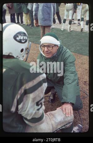 James Nicholas, pioniere della medicina sportiva e medico della squadra dei Jets, parla con il linebacker della NFL Bob Martin a bordo campo durante una partita allo Shea Stadium nel 1978, a Flushing, Queens, New York. Foto Stock