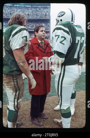 New York Jets ortopedico e medico di squadra Dr. Robert Grossman controlla la salute di un giocatore. Ai margini di una partita di football del 1976 allo Shea Stadium di New York. Grossman faceva parte dello staff dell'Institute of Sports Medicine and Athletic Trauma. Foto Stock