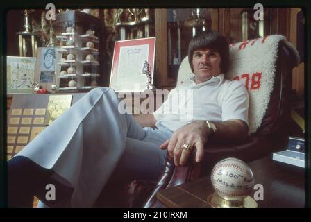 Un ritratto del 1979 di Pete Rose a casa nella sua sala dei trofei a Cincinnati, Ohio, dopo essere diventato il primo uomo da 3 milioni di dollari del baseball. Foto Stock