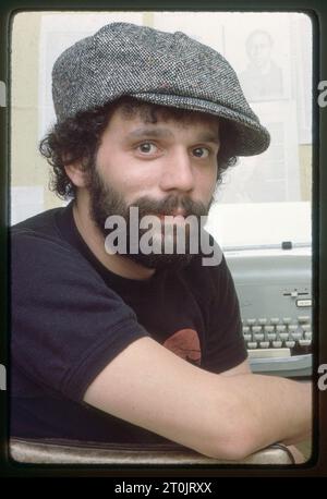 Una foto del compianto Miguel Piniero, drammaturgo, attore, poeta e attivista. Nel suo studio di casa nell'ufficio nell'Upper West Side di Manhattan nel 1977. Foto Stock