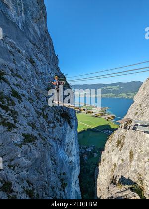 Drachenwand Klettersteig con ponte sospeso e splendida vista panoramica sul lago di Mondsee, Austria, Europa, via ferrate e panorami visti dalla salita Foto Stock