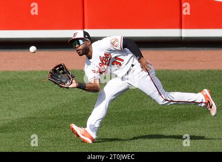 Baltimora, Stati Uniti. 7 ottobre 2023. il centrocampista dei Baltimore Orioles Cedric Mullins riceve un drive di linea da Texas Rangers Leody Taveras nel terzo inning in gara uno di una MLB American League Division Series in Oriole Park a Camden Yards a Baltimora sabato 7 ottobre 2023. Foto di Tasos Katopodis/UPI. Crediti: UPI/Alamy Live News Foto Stock