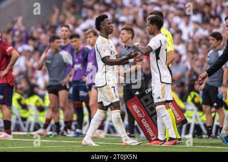 7 ottobre 2023; Stadio Santiago Bernabeu, Madrid, Spagna, calcio spagnolo la Liga, Real Madrid contro Osasuna; Vinicius Jr e Rodrygo festeggiano la loro vittoria Foto Stock