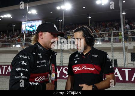 Doha, Qatar. 7 ottobre 2023. (Da L a R): Valtteri Bottas (fin) Alfa Romeo F1 Team in griglia con Alexander Chan, Alfa Romeo F1 Team Race Engineer. Formula 1 World Championship, Rd 18, Qatar Grand Prix, sabato 7 ottobre 2023. Doha, Qatar. Crediti: James Moy/Alamy Live News Foto Stock