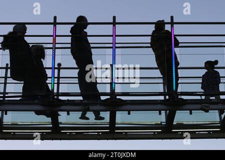 Hir, Ardabil, Iran. 5 ottobre 2023. Il popolo iraniano cammina lungo il ponte sospeso in vetro ad arco nell'area ricreativa di Hir vicino alla città di Ardabil. Con i suoi 208 metri di lunghezza, 1,5 metri di larghezza e 100 metri di altezza, il ponte è un luogo frequentato dai turisti. (Immagine di credito: © Rouzbeh Fouladi/ZUMA Press Wire) SOLO USO EDITORIALE! Non per USO commerciale! Foto Stock