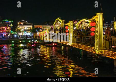 Hoi An, Vietnam. Ponte pedonale e barche turistiche sul fiume Thu Bon di notte. Foto Stock