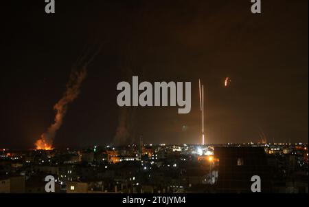 Rafah, Gaza. 7 ottobre 2023. I razzi vengono lanciati dalla Striscia di Gaza meridionale verso Israele sabato 7 ottobre 2023. Foto di Ismael Mohamad/UPI. Crediti: UPI/Alamy Live News Foto Stock