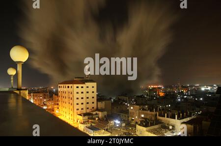 Rafah, Gaza. 7 ottobre 2023. Il fumo sale sopra gli edifici di Rafah, nella Striscia di Gaza meridionale, a seguito di uno sciopero israeliano, sabato 7 ottobre 2023. Decine di palestinesi sono stati uccisi e feriti dopo le incursioni israeliane a Gaza. Dicono fonti mediche. Foto di Ismael Mohamad/UPI. Crediti: UPI/Alamy Live News Foto Stock