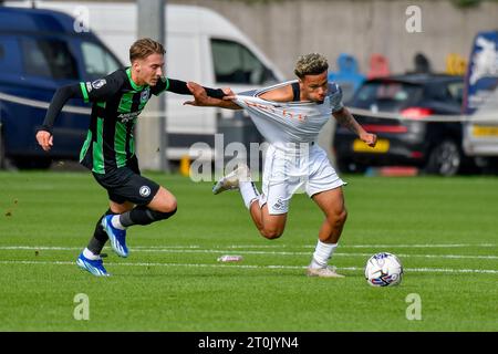 Swansea, Galles. 7 ottobre 2023. Casper Nilsson di Brighton & Hove Albion tira la maglia di Zane Myers di Swansea City durante la partita di Premier League Cup tra Swansea City Under 21 e Brighton & Hove Albion Under 21 alla Swansea City Academy di Swansea, Galles, Regno Unito, il 7 ottobre 2023. Crediti: Duncan Thomas/Majestic Media/Alamy Live News. Foto Stock