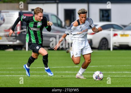 Swansea, Galles. 7 ottobre 2023. Zane Myers di Swansea City sotto la pressione di Casper Nilsson di Brighton e Hove Albion durante la partita di Premier League Cup tra Swansea City Under 21 e Brighton & Hove Albion Under 21 alla Swansea City Academy di Swansea, Galles, Regno Unito il 7 ottobre 2023. Crediti: Duncan Thomas/Majestic Media/Alamy Live News. Foto Stock