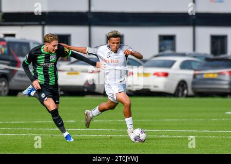 Swansea, Galles. 7 ottobre 2023. Zane Myers di Swansea City tiene fuori la sfida di Casper Nilsson di Brighton & Hove Albion durante la partita di Premier League Cup tra Swansea City Under 21 e Brighton & Hove Albion Under 21 alla Swansea City Academy di Swansea, Galles, Regno Unito il 7 ottobre 2023. Crediti: Duncan Thomas/Majestic Media/Alamy Live News. Foto Stock