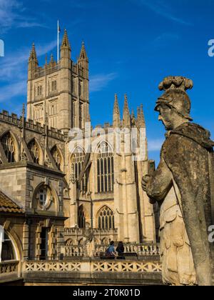 Statua del soldato romano, legionario, alle terme romane, con l'abbazia di Bath sullo sfondo, Bath, Somerset, Inghilterra, Regno Unito, GB. Foto Stock