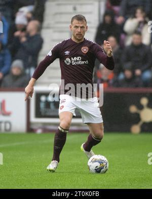 Edimburgo, Regno Unito. 7 ottobre 2023. Scottish Premiership - Heart of Midlothian FC V Hibernian FC iptcyear2}1007 Heart's Defender, Stephen Kingsley porta la palla in campo mentre Hearts affronta i rivali della città Hibs nella Scottish Premiership al Tynecastle Stadium di Edimburgo, Regno Unito credito: Ian Jacobs/Alamy Live News Foto Stock