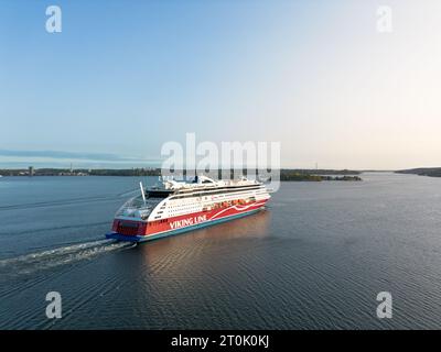 Stoccolma, Svezia - 1° ottobre 2023: Vista aerea della nave da crociera Viking Grace della compagnia di navigazione Viking Line nell'arcipelago calmo di mattina presto Foto Stock