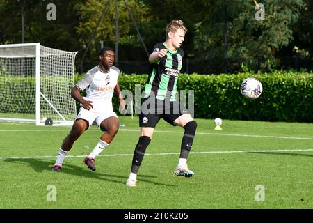 Swansea, Galles. 7 ottobre 2023. Brody Peart di Brighton & Hove Albion sotto la pressione di Richard Faakye di Swansea City durante la partita di Premier League Cup tra Swansea City Under 21 e Brighton & Hove Albion Under 21 alla Swansea City Academy di Swansea, Galles, Regno Unito il 7 ottobre 2023. Crediti: Duncan Thomas/Majestic Media/Alamy Live News. Foto Stock