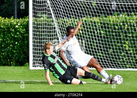 Swansea, Galles. 7 ottobre 2023. Richard Faakye di Swansea City combatte per il possesso con Brody Peart di Brighton & Hove Albion durante la partita di Premier League Cup tra Swansea City Under 21 e Brighton & Hove Albion Under 21 alla Swansea City Academy di Swansea, Galles, Regno Unito il 7 ottobre 2023. Crediti: Duncan Thomas/Majestic Media/Alamy Live News. Foto Stock