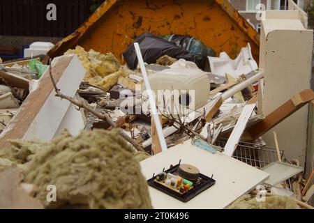 Una foto di spazzatura e plastica in un salto. Foto Stock