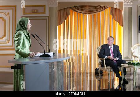 Parigi, Francia. 6 ottobre 2023. Maryam Rajavi si occupa della conferenza. "L'esperienza ha affermato che ogni volta che i governi stranieri hanno preso posizione contro il MEK, o il regime dei mullah o i suoi agenti lo hanno sostenuto. La politica di placare i mullah va contro gli interessi più alti del popolo iraniano e la pace e la sicurezza regionali", ha affermato la signora Rajavi. L'ex Segretario di Stato americano Mike Pompeo e Maryam Rajavi, presidente eletto del Consiglio Nazionale di resistenza (NCRI), si rivolgono alla conferenza "Iran: Uprising, Resistance Against the regime of Executio Foto Stock