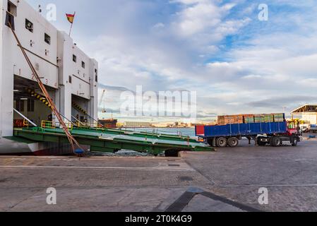 Veicolo che rimuove i rimorchi da un traghetto, veicolo esclusivo per questa attività, porto di Malaga. Foto Stock