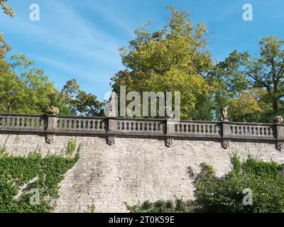 Balaustra barocca con statue di arenaria nel giardino della corte di fronte alla facciata della Residenza Würzburg Foto Stock