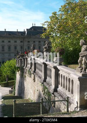 Balaustra barocca con statue di arenaria nel giardino della corte di fronte alla facciata della Residenza Würzburg Foto Stock