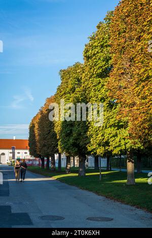 Augarten Park, il più antico parco barocco della città, situato nel quartiere di Leopoldstadt, con sullo sfondo la fabbrica di porcellane di Vienna Augarten, Foto Stock