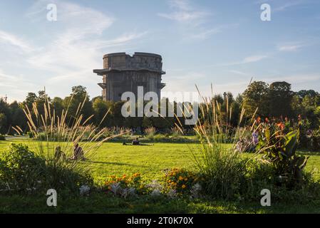 Torre della seconda guerra mondiale nel parco Augarten, il più antico parco barocco della città situato nel quartiere Leopoldstadt, Vienna, Austria Foto Stock