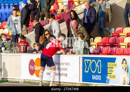 York, Regno Unito, 7 ottobre 2023, Paddy McLaughlin firma autografi, Credit: Aaron Badkin/Alamy Live News Foto Stock