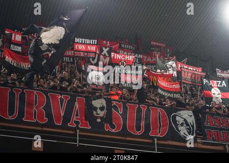 Genova, Italia. 7 ottobre 2023. Tifosi del Milan durante la partita di serie A Tim tra il Genoa CFC e il Milan allo Stadio Luigi Ferrari il 7 ottobre 2023 a Genova, Italia. Crediti: Giuseppe Maffia/Alamy Live News Foto Stock