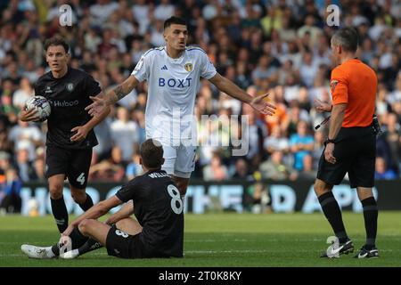 Joël Piroe n. 7 del Leeds United protesta contro l'arbitro Kieth Stroud durante il match per il campionato Sky Bet Leeds United vs Bristol City a Elland Road, Leeds, Regno Unito, 7 ottobre 2023 (foto di James Heaton/News Images) Foto Stock