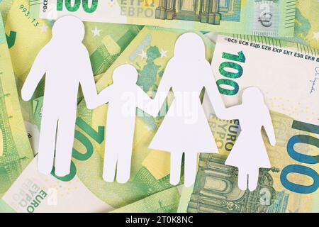 Prestazioni di base per bambini, famiglia e denaro, banconote in euro, nuovo regolamento contro la povertà in Germania, questione sociale Foto Stock